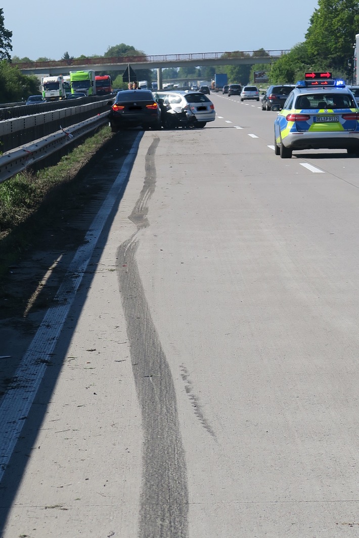 POL-DEL: Autobahnpolizei Ahlhorn: Unbekannter PKW-Fahrer verursacht Unfall mit hohem Sachschaden auf der Autobahn 1 und setzt seine Fahrt fort +++ Zeugen gesucht