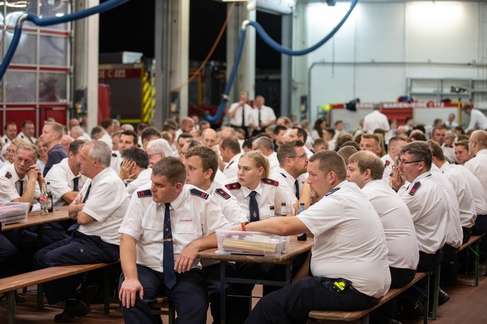 FW Marienheide: Personalstark wie nie zuvor - Zahlreiche Ehrungen, Ernennungen und Beförderungen bei der Feuerwehr Marienheide