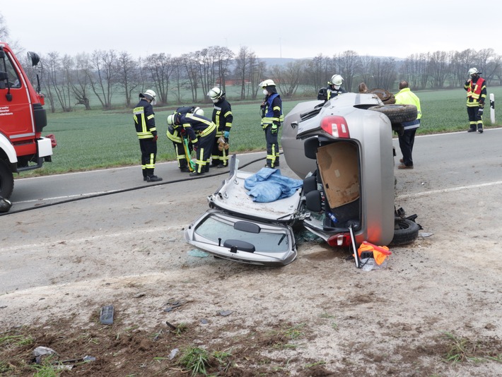 POL-HX: Auto landet auf der Seite / Feuerwehr befreit zwei Personen