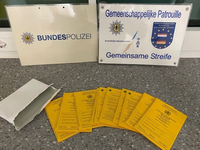 BPOL NRW: Fahndungserfolg der Bundespolizei; Trio mit gefälschten Impfausweisen auf der Bundesautobahn A 40 unterwegs
