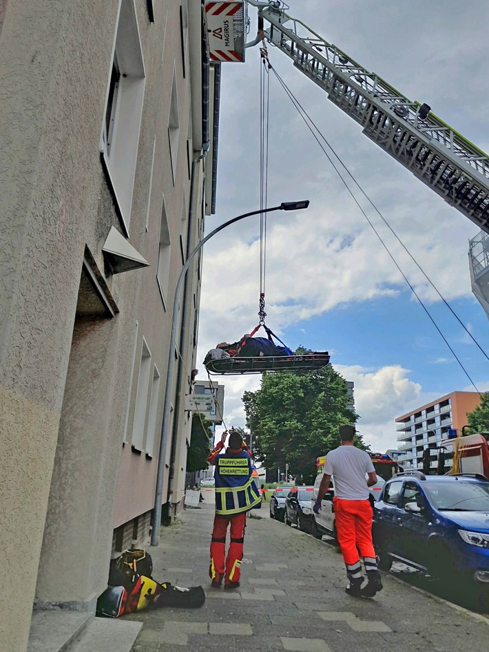 FW Bremerhaven: Höhenretter der Bremerhavener Feuerwehr unterstützen bei Krankentransport