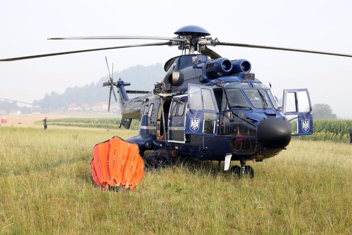 BPOLD-B: Vegetationsbrandbekämpfung aus der Luft - Brandenburger Feuerwehrkräfte, Bundespolizei und Bundeswehr üben gemeinsam