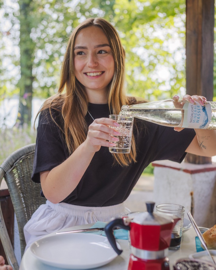 Mineralwasser bleibt Durstlöscher Nummer eins / Mineralwasser-Absatz steigt 2025 deutlich