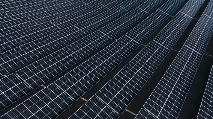 Ausbau der dezentralen Energieversorgung in Bayern: Die Connected Dots Holding GmbH erwirbt umfangreiches Photovoltaik-Projektportfolio