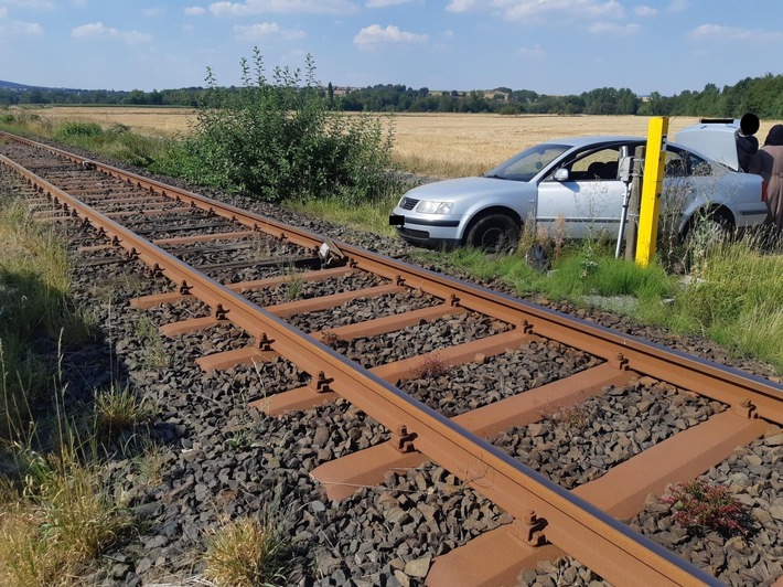 BPOL-KS: Auto auf Gleisbett gelandet