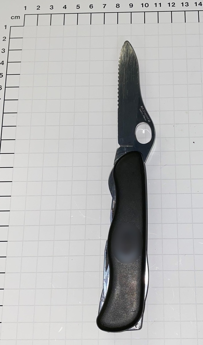 BPOL NRW: 19-Jähriger mit zugriffsbereitem Messer im Bahnhof - Bundespolizei stellt Einhandmesser sicher