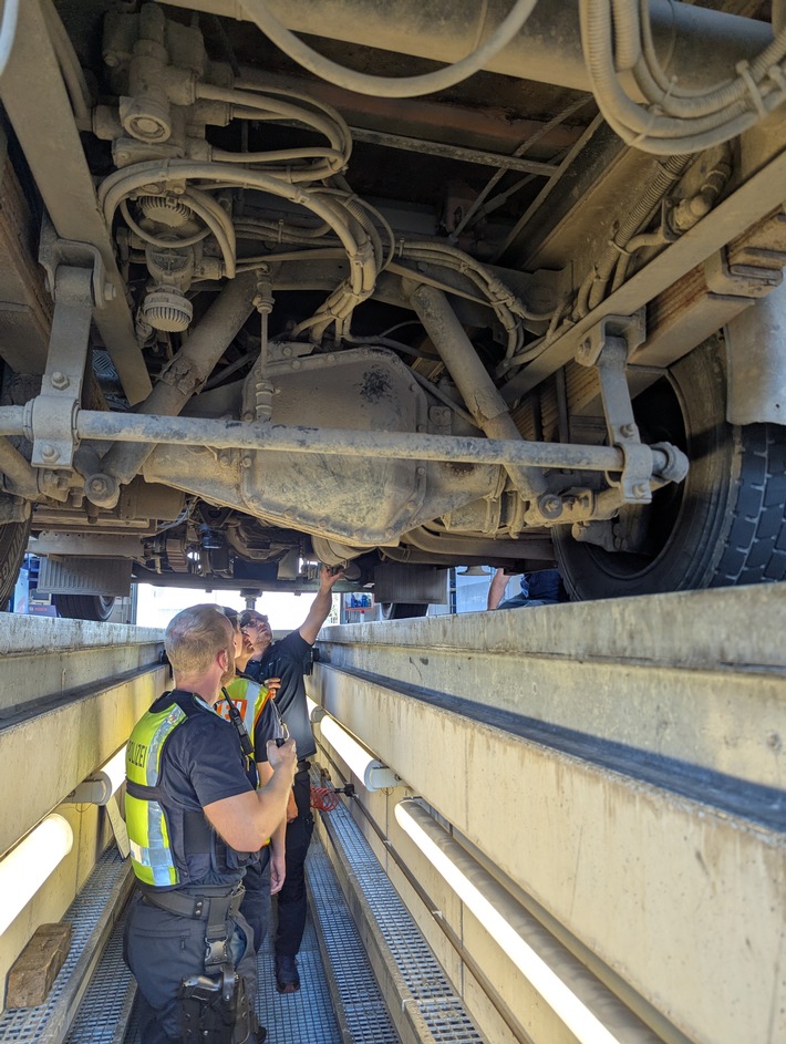 POL-SU: Baustellen-Lkw aus dem Verkehr gezogen - Anzeigen wegen Verkehrsunsicherheit und Urkundenfälschung