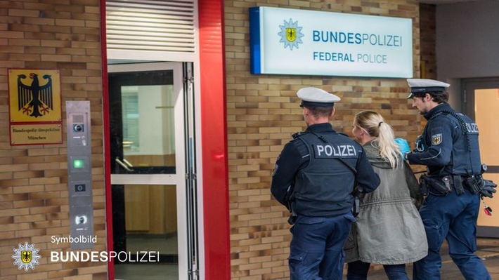 Bundespolizeidirektion München: Tatverdächtige in Freising aus Zug geholt Zuvor: Streit wegen Zigaretten am Hauptbahnhof