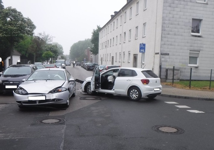 POL-DN: Zwei leicht Verletzte bei Verkehrsunfall