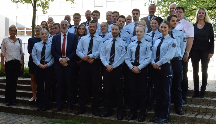 POL-VIE: Kreis Viersen: Der Kreisdirektor begrüßt 20 neue Polizeibeamtinnen und Polizeibeamte -Fotoberichterstattung-