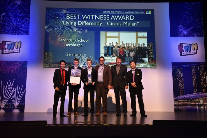 Panasonic zeichnet die Gewinner des internationalen Kid Witness News Film-Wettbewerbs 2015 aus / Schüler aus Isernhagen erhalten einen der begehrten KWN-Awards bei Preisverleihung in Singapur