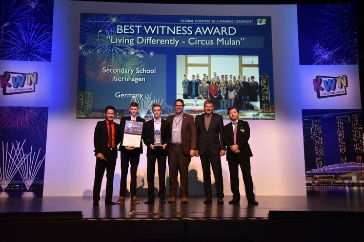Panasonic zeichnet die Gewinner des internationalen Kid Witness News Film-Wettbewerbs 2015 aus / Schüler aus Isernhagen erhalten einen der begehrten KWN-Awards bei Preisverleihung in Singapur