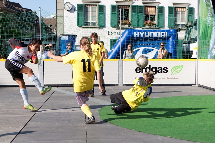 Schweizermeisterschaft der Surprise Strassenfussball-Liga mit Gilbert Gress, Thomas Bickel, Pascal Zuberbühler, Bruno Berner, Michael Steiner, Leonardo Nigro und Beni Fueter