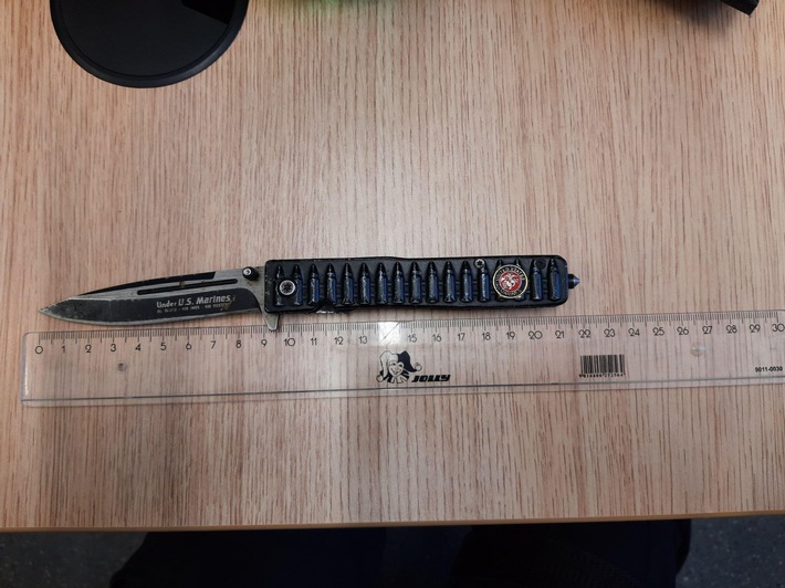 BPOL NRW: Bundespolizei vollstreckt zwei Haftbefehle und beschlagnahmt mehrere Waffen