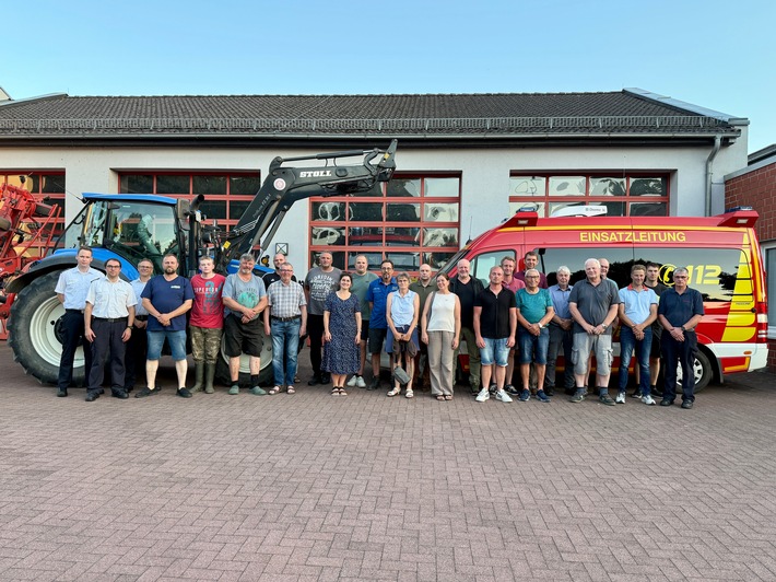 FW Hünxe: Feuerwehr Hünxe tauscht sich über die Zusammenarbeit mit landwirtschaftlichen Betrieben aus