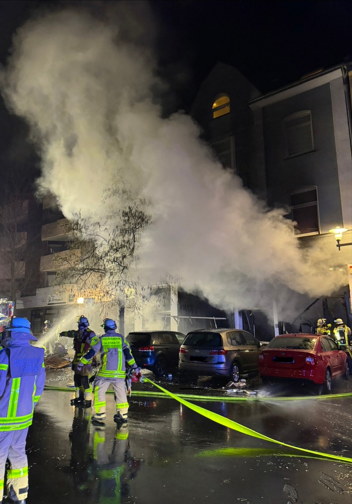 FW-GLA: Vollbrand in einem Imbiss - mehrere Personen gerettet