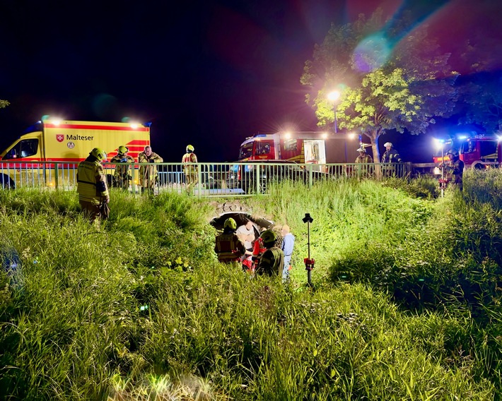 FW-OLL: Frau verletzt sich schwer bei Sturz in Entwässerungskanal