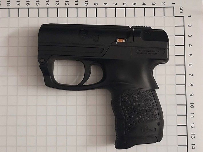 BPOL NRW: 19-Jährige verletzt mehrere Personen mit Pfefferspray
