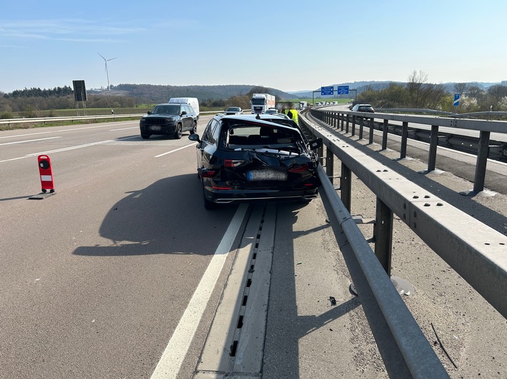 POL-PASTKL: Nach Fahrstreifenwechsel in die Leitplanke