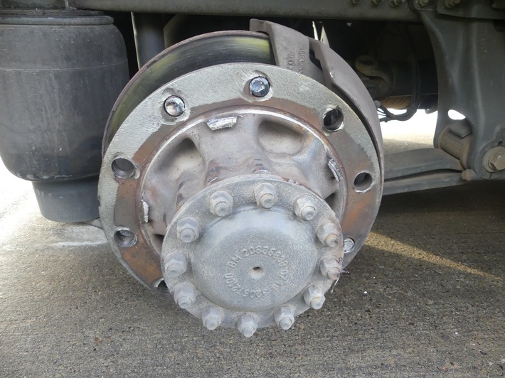 POL-CUX: Technischer Defekt - Sattelzug verliert aufgrund gebrochener Radbolzen zwei Reifen auf der BAB (Lichtbild in der Anlage)
