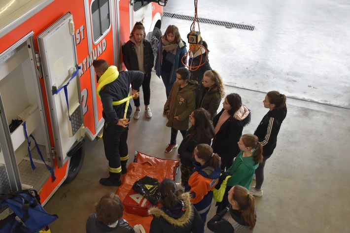 FW-DO: Mädchen erkunden die Feuerwehr