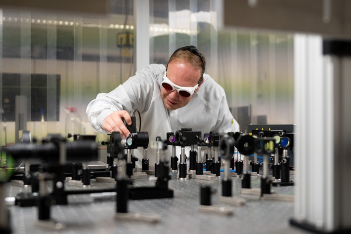 Nanopartikel effizienter per Laser erzeugen