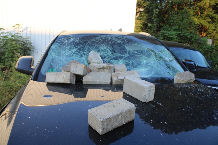POL-MI: Unbekannte werfen Pflastersteine auf Autos