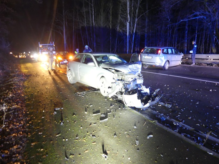 POL-GM: 12122021-1007: Frontalzusammenstoß - Zwei Verletzte