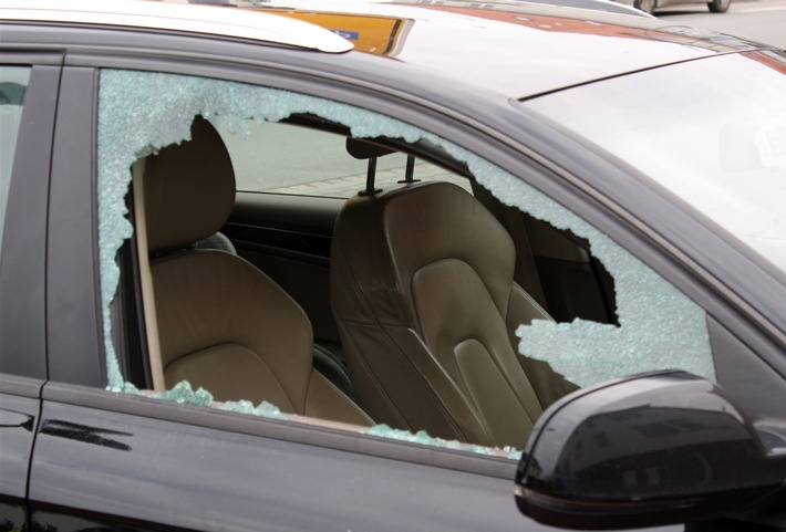 POL-MI: Seitenscheiben von zwei Autos zertrümmert