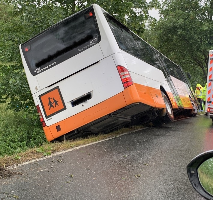 POL-HI: Bus kommt von der Fahrbahn ab - Fahrer leicht verletzt
