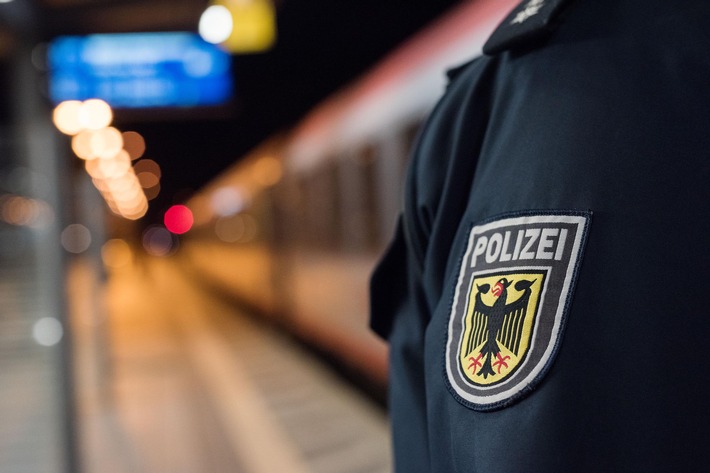 BPOL NRW: Frau eskaliert bei Kontrolle und entleert Getränk auf Bundespolizisten
