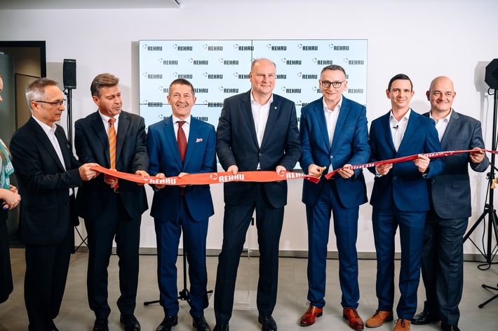 REHAU Window Solutions investiert und expandiert konsequent – Systemanbieter eröffnet integrierten Showroom in Belgrad