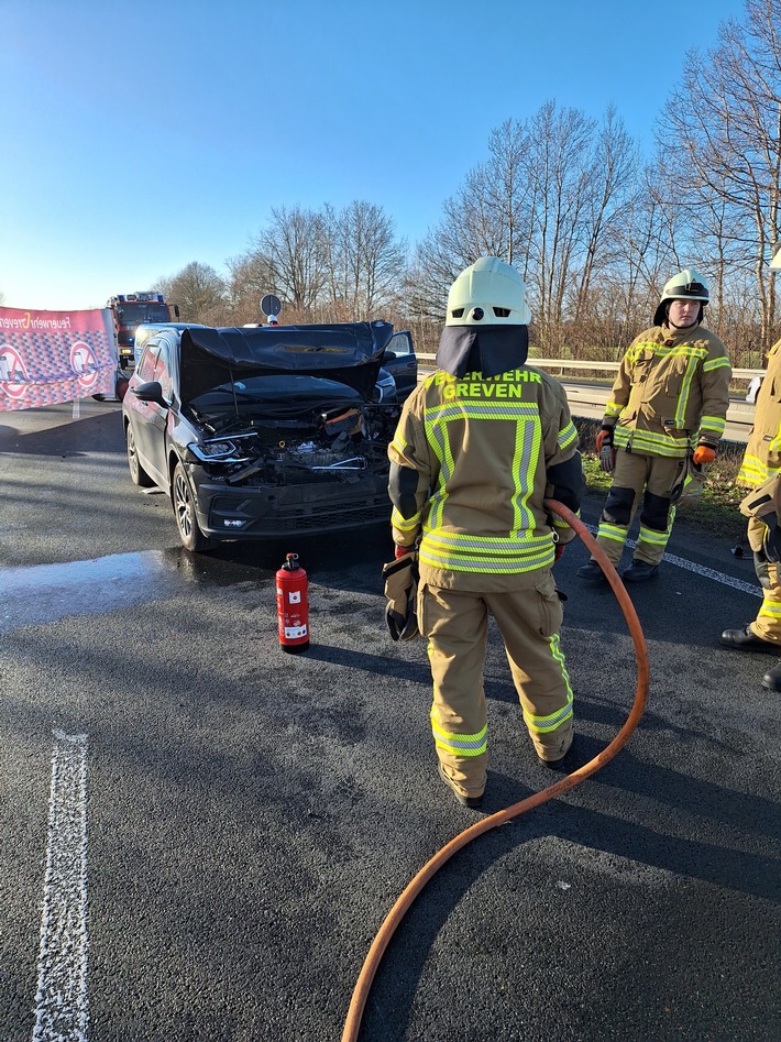 FW-Greven: Schwerer Verkehrsunfall auf der A1 mit fünf verletzten Personen.