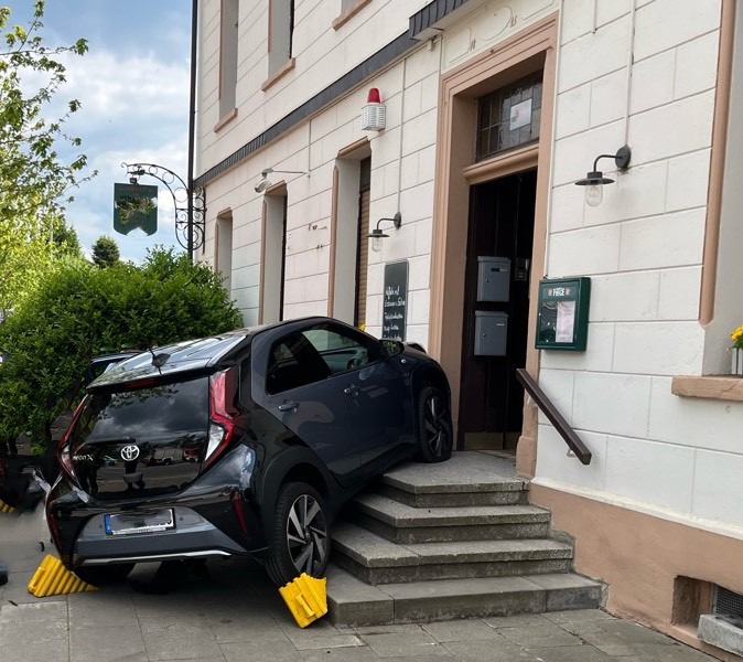 POL-BO: Kleinwagen gerät auf Treppe: 83-jährige Autofahrerin kommt ins Krankenhaus