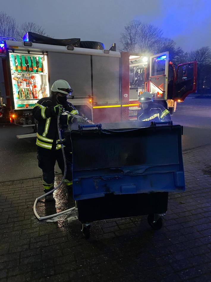 FW-KLE: Müllcontainer an der Grundschule Schneppenbaum brannte wieder