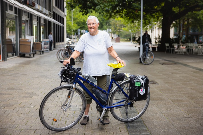 Mit ihren 79 Jahren ist die pensionierte Kinderärztin Dr. Marta Binder eine absolute Ausnahmeerscheinung, denn seit 2013 fährt sie quer durch Deutschland, um Spenden zu sammeln. Über 50.000 Kilometer hat sie dabei schon im Sattel zurückgelegt. / Weiterer Text über ots und www.presseportal.de/nr/127001 / Die Verwendung dieses Bildes für redaktionelle Zwecke ist unter Beachtung aller mitgeteilten Nutzungsbedingungen zulässig und dann auch honorarfrei. Veröffentlichung ausschließlich mit Bildrechte-Hinweis.