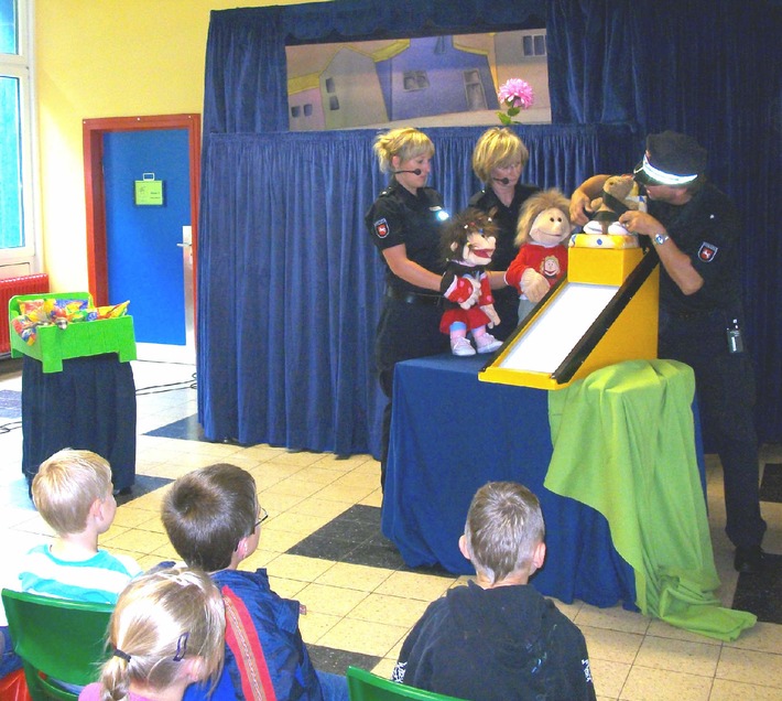 POL-CUX: Präventionsveranstaltung mit pädagogischer Puppenbühne der Polizei - Lehrreiches Theater an der Grundschule
(Bildmaterial als Download in der digitalen Pressemappe)