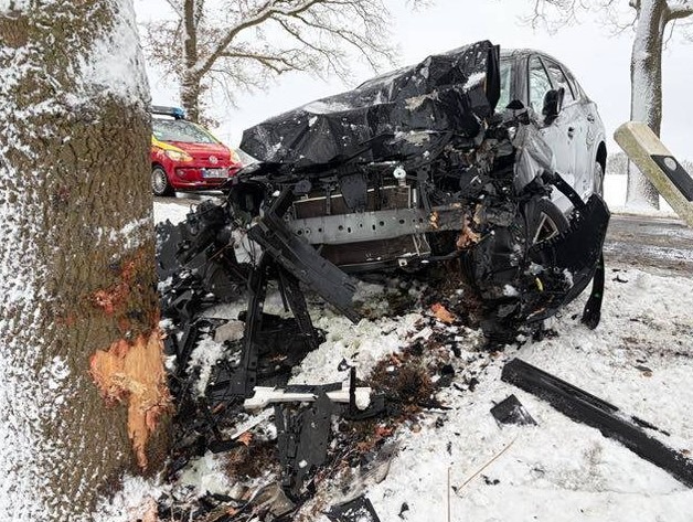 POL-ROW: ++ Bei Glätteunfall: 34-Jähriger bei Gyhum schwer verletzt ++ Zeugen gesucht: Unfallflucht in Schwitsche ++