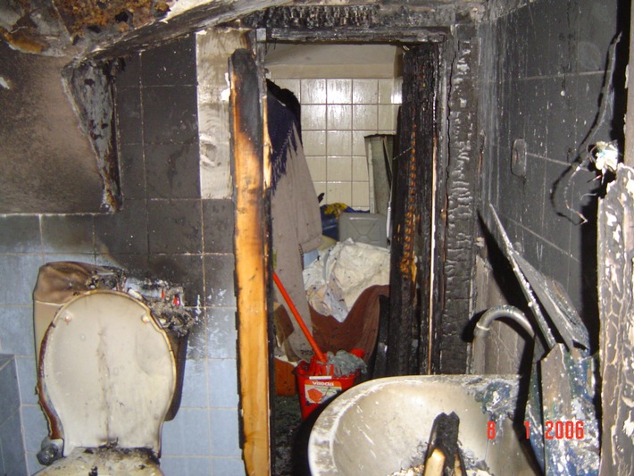 FW-E: Brand im Badezimmer einer Dachgeschosswohnung