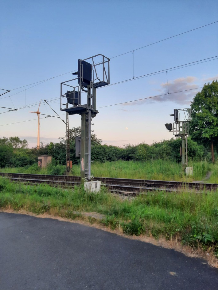 BPOL NRW: Lebensgefahr! - 14-Jährige klettern auf Signalmast - Bundespolizei sperrt Bahnstrecke