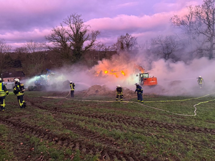 FW-EN: Über 100 Strohballen in Flammen - unruhiger Jahreswechsel für die Hattinger Feuerwehr