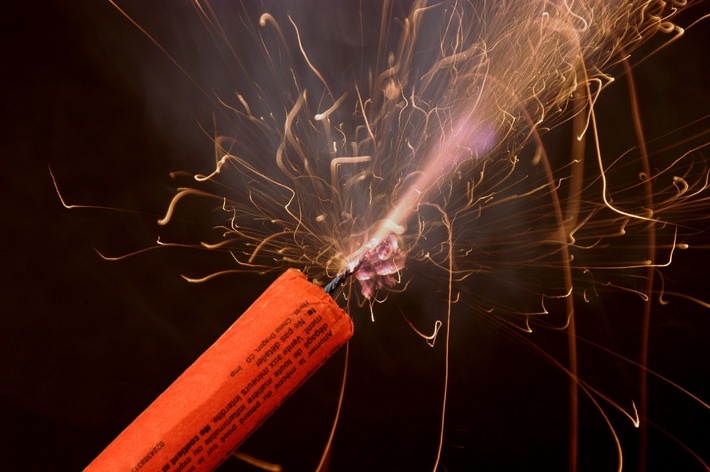 HZA-AC: Zoll warnt vor Gefahren bei Silvesterfeuerwerk - Schon beim Kauf auf Sicherheit achten