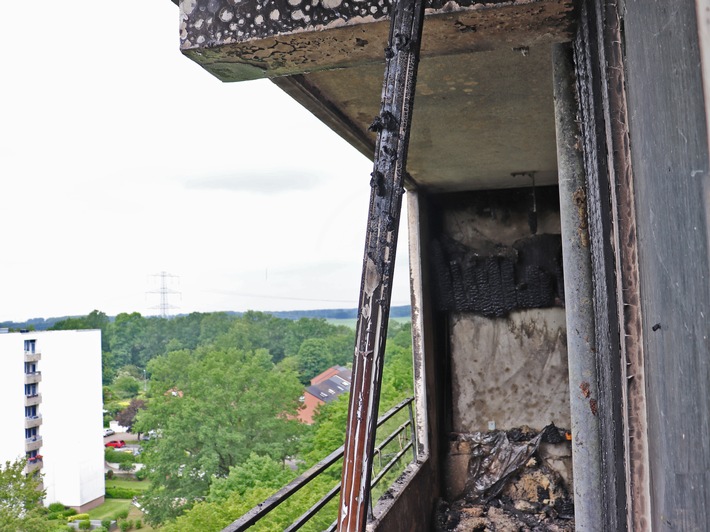 POL-ME: Zimmerbrand in der achten Etage fordert Verletzte - Monheim - 2106032