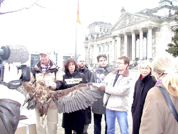 Tote Wappenvögel vor dem Reichstag / Vogelschützer fordern Verbot von Bleimunition