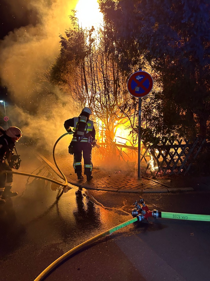 FW-EN: Großbrand und schwerer Verkehrsunfall - einsatzreicher Jahreswechsel für die Hattinger Feuerwehr
