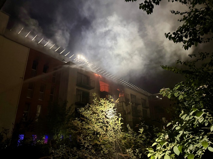 FW-E: Feuer in leerstehendem Altenheim - vier Zimmer ausgebrannt