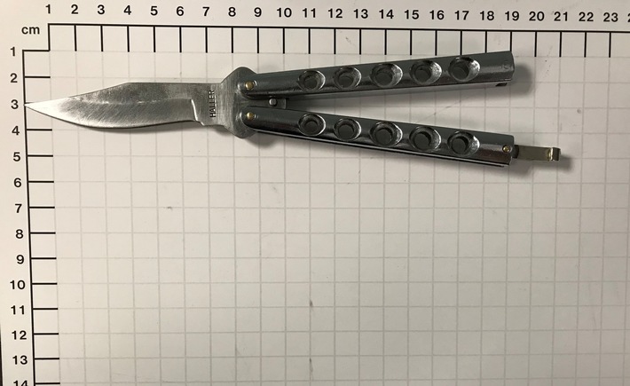 BPOL NRW: "Da fuchtelt Jemand mit einem Messer rum" - Bundespolizisten nehmen Betrunkenem Butterflymesser ab