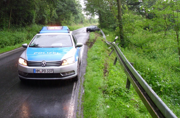 POL-HM: BMW schleudert gegen Schutzplanke