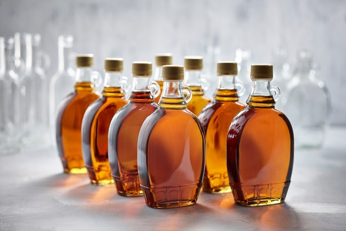 Können Ahorngetränke mit handelsüblichen Sportgetränken konkurrieren? / Reiner Ahornsirup aus Kanada ist in Deutschland im Einzelhandel in Flaschen erhältlich. Weiterer Text über ots und www.presseportal.de/nr/134193 / Die Verwendung dieses Bildes ist für redaktionelle Zwecke honorarfrei. Veröffentlichung bitte unter Quellenangabe: "obs/Québec Maple Syrup Producers (QMSP)"