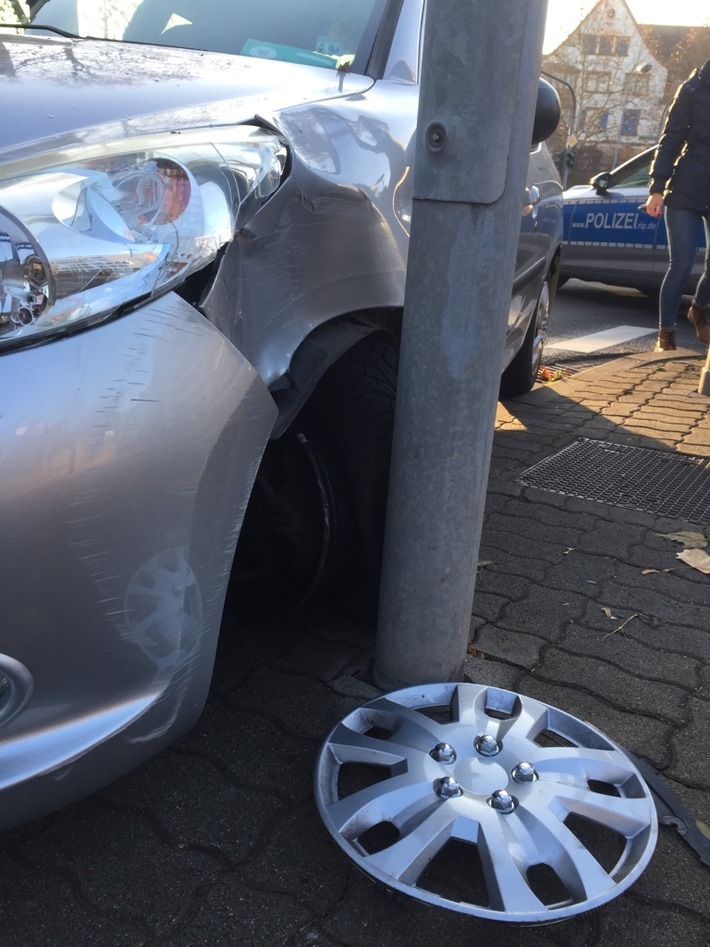 POL-PPWP: Eine Autofahrerin ist am Freitagnachmittag mit ihrem Pkw am Mainzer Tor gegen eine Ampel gefahren. Die Polizei sucht einen Lkw-Fahrer, der den Unfall verursacht hat.